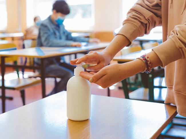Un bote de gel hidroalcohólico