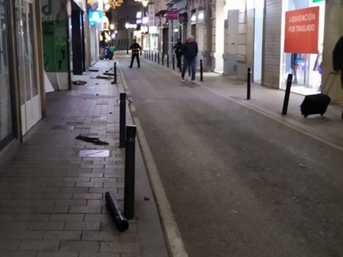 Detenido tras chocar y arrancar bolardos de la calle Rosario y darse a la fuga