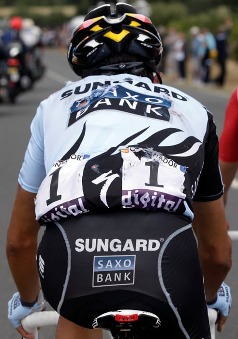 El español ha sufrido una caída en la cuarta etapa del Tour 2011 que no le ha impedido llegar junto el grupo a la meta a pesar de haber sufrido algunos rasguños en su maillot