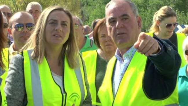 La consejera atiende las explicaciones del alcalde de Quesada