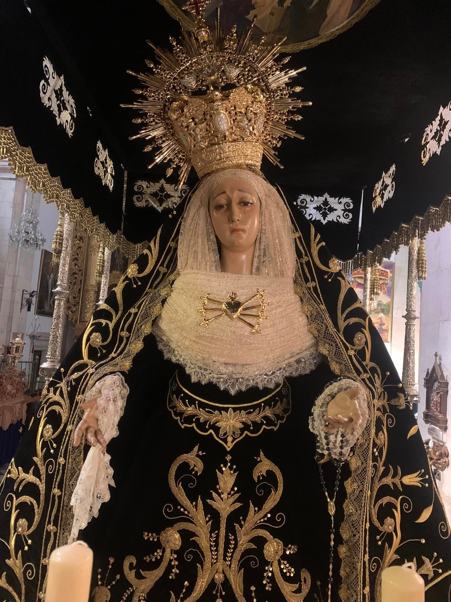 Virgen de los Dolores y Soledad en el interior del templo de la Asunción de Nuestra Señora momentos antes de iniciar la procesión