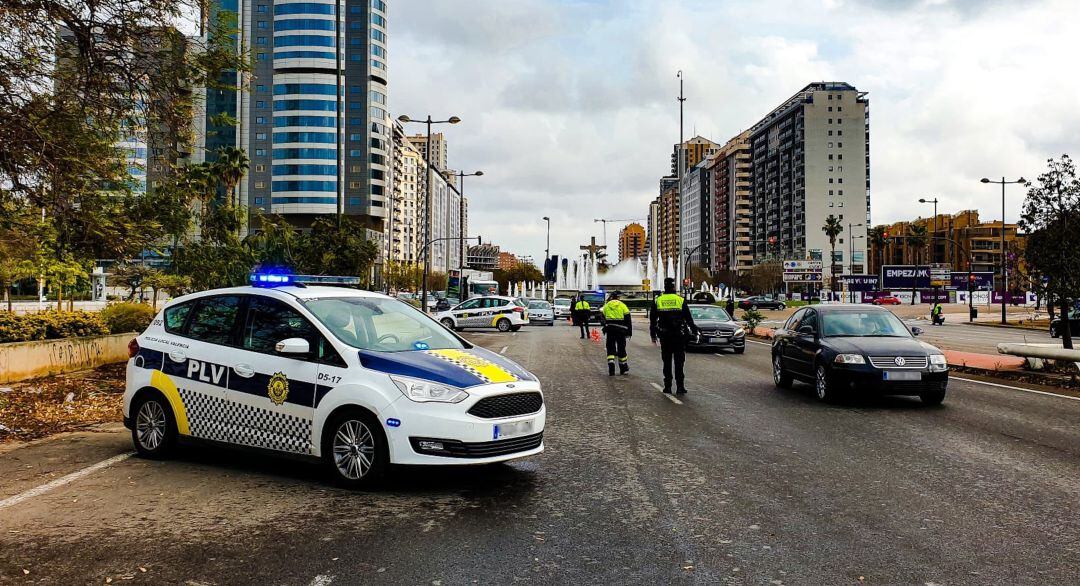Imagen de un control policial en València para comprobar el motivo de los desplazamientos de los ciudadanos durante la declaración del estado de alarma