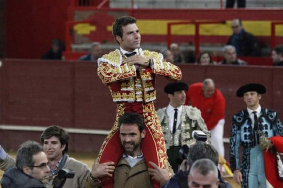 Miguel Ángel león en su salida a hombros el pasado año de la plaza de Valdemorillo (Madrid)