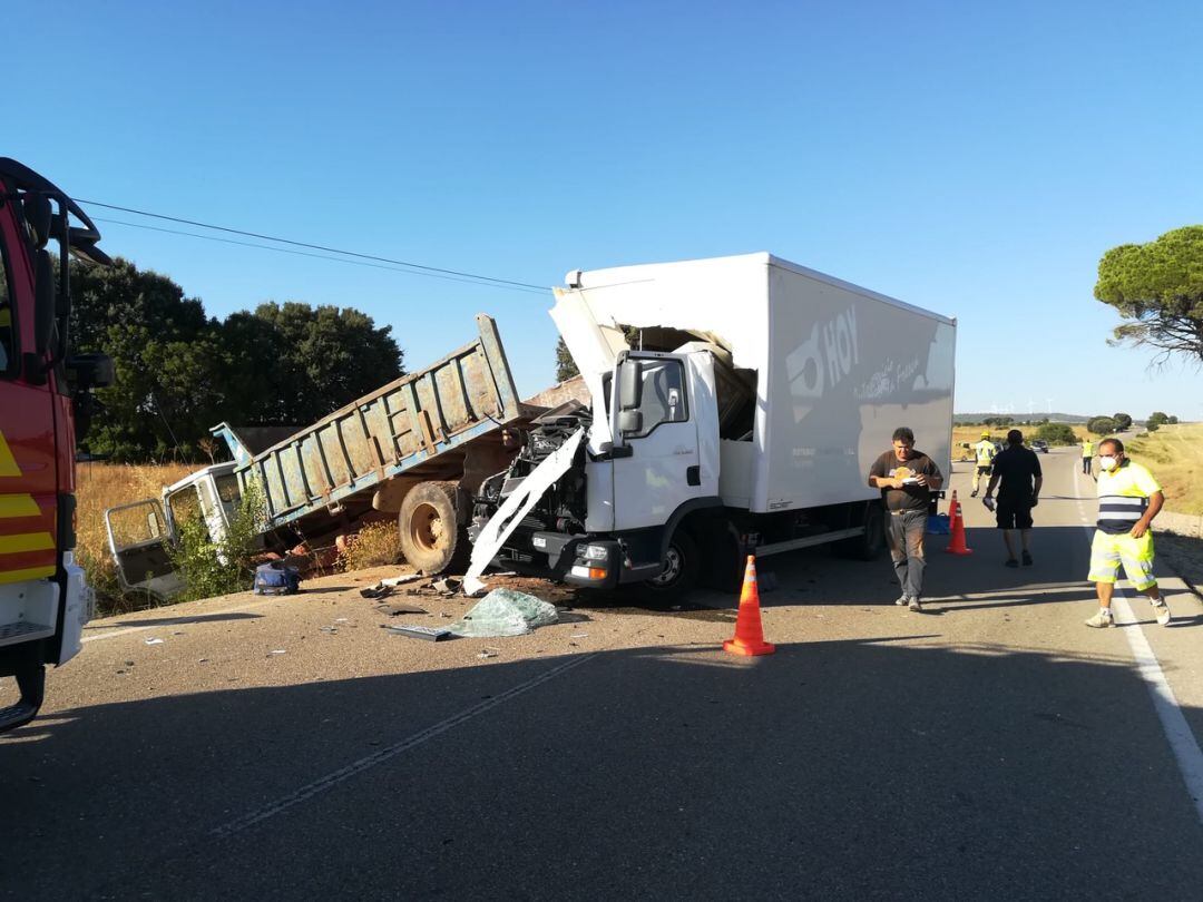 El choque se produjo tras el reventón en una rueda que sufrió uno de los camios