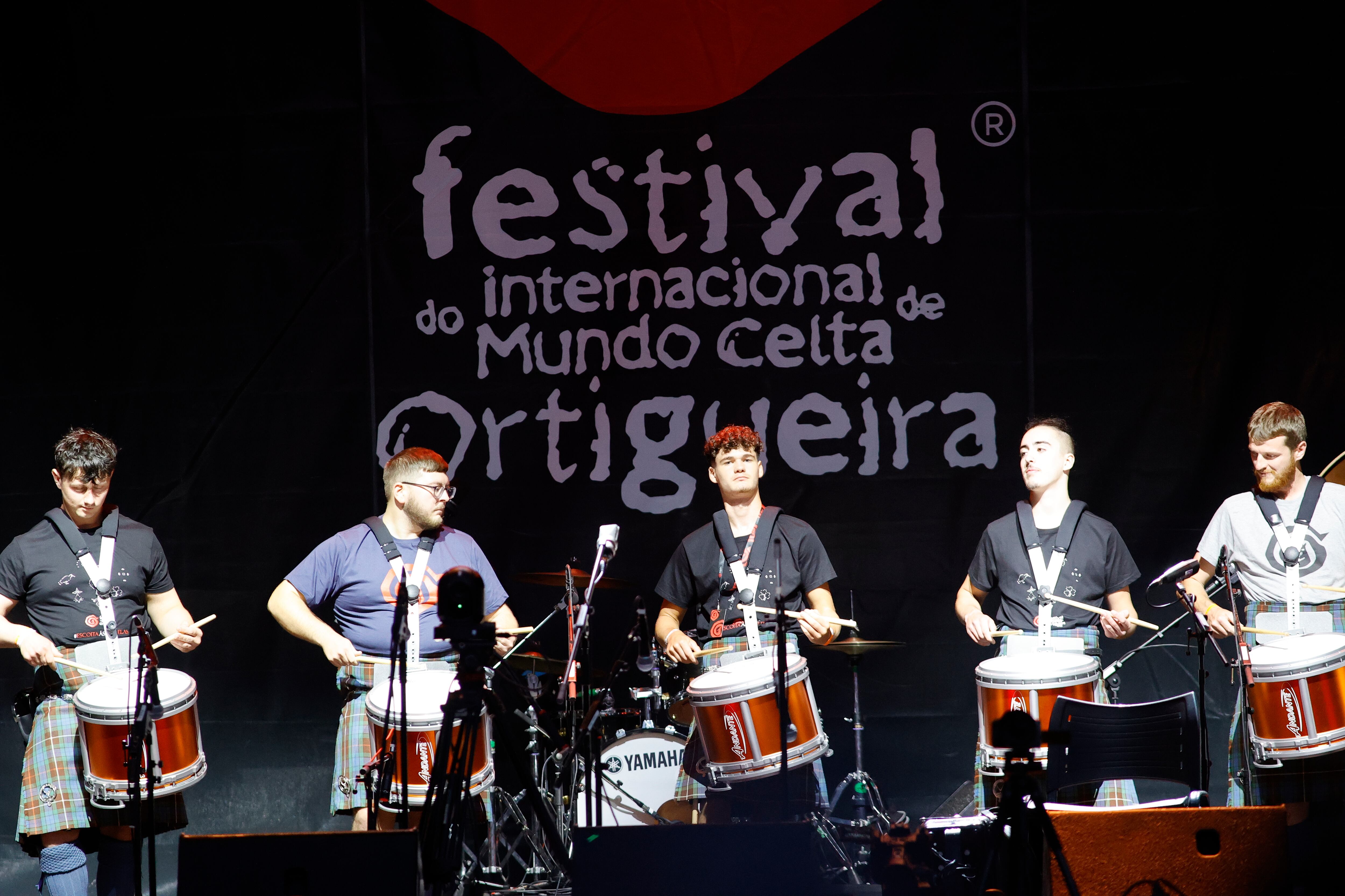 ORTIGUEIRA, 14/07/2023.- La banda Peoples Ford Boghall & Bathgate Caledonia Pipe Band actúa durante el Festival Internacional do Mundo Celta de Ortigueira este viernes. EFE/ Kiko Delgado