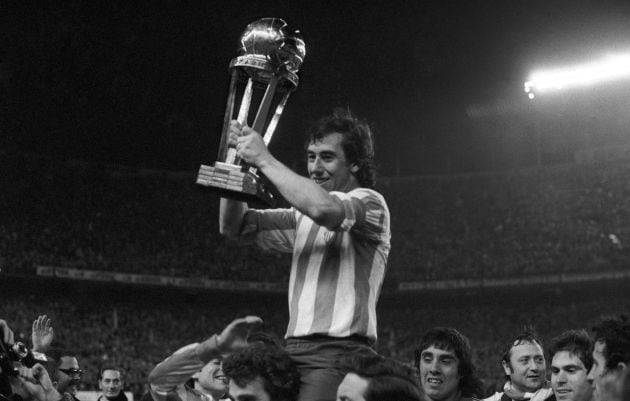 Adelardo levanta la Copa Intercontinental el 10 de abril de 1975 en el Vicente Calderón.