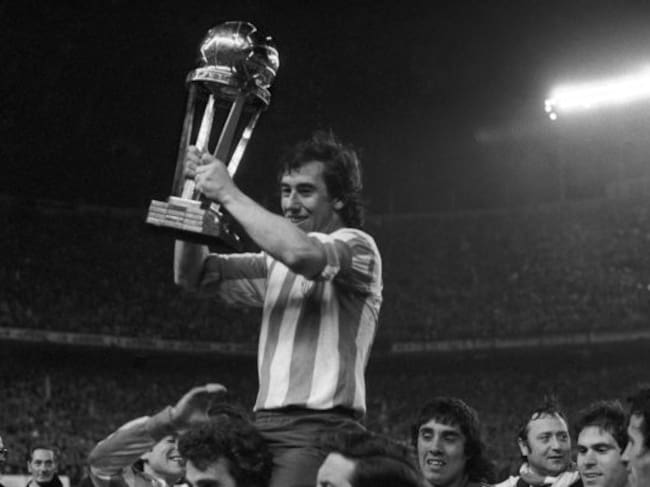 Adelardo levanta la Copa Intercontinental el 10 de abril de 1975 en el Vicente Calderón.