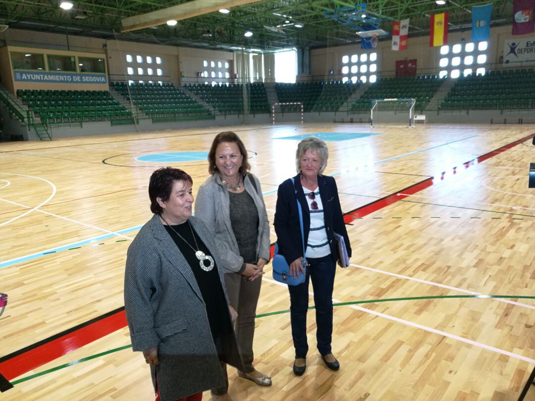 La alcaldesa Clara Luquero junto a las concejalas Marian Rueda y Paloma Maroto durante la vista al pabellón Pedro Delgado