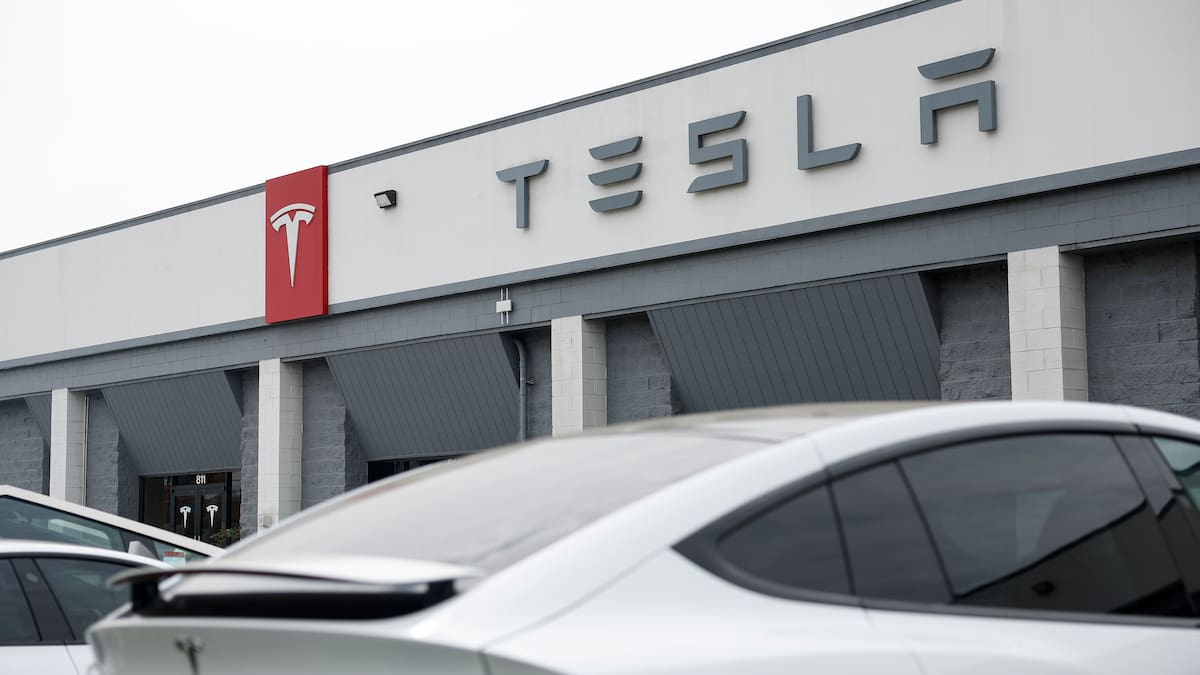 Tesla pierde la corona mundial en el sector de los coches eléctricos: la china BYD supera a la empresa de Elon Musk