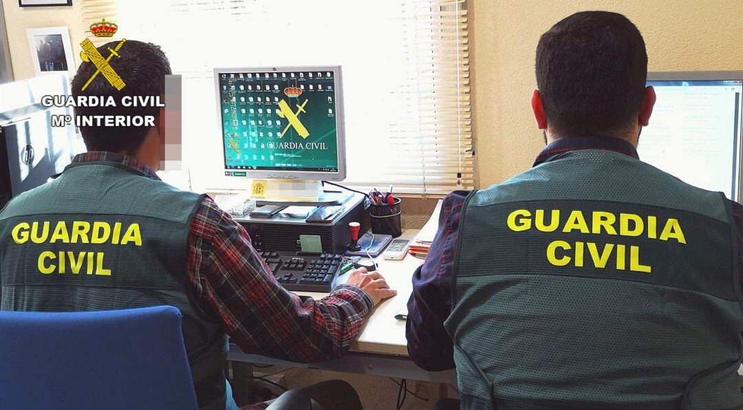 Los agentes de la Guardia Civil durante la investigación