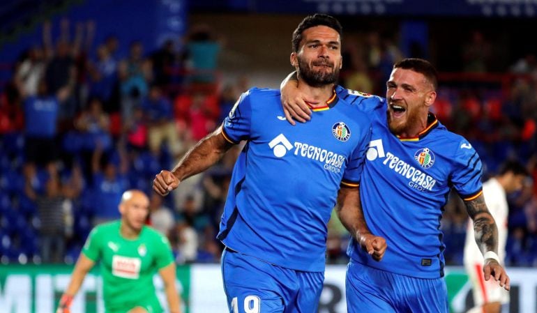 Molina (i) y el portugués Vitorino Antunes celebran el segundo gol del equipo azulón ante el Eibar.