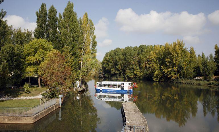 Barco &quot;Marqués de la Ensenada&quot; en uno de sus recorridos turísticos por el Canal de Castilla a su paso por Herrera de Pisuerga