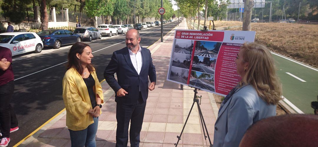 Sara Hernández y Pedro Rollán en la avenida de la Libertad