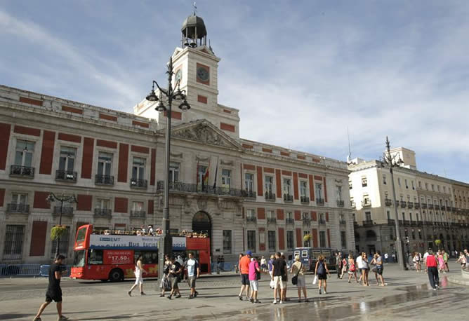 La Puerta del Sol recuperaba este sábado su rutina diaria, con algunos turistas y vecinos que paseaban a primera hora por la calles que desembocan en la plaza, de donde han desaparecido pancartas y consignas reivindicativas tras la concentración de &#039;indig