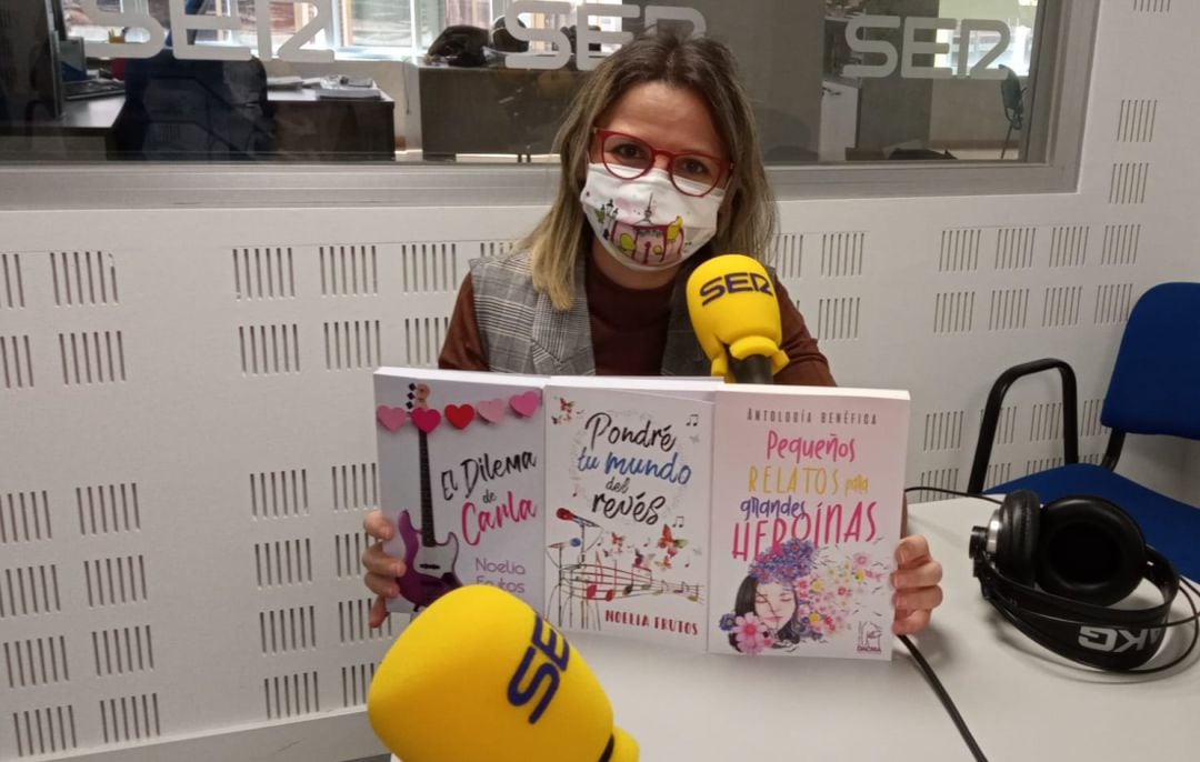 Noelia Frutos, tras el parapeto de sus libros, en cadena SER