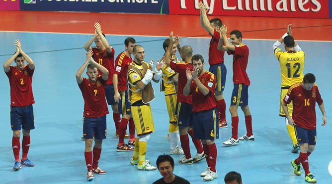 Los jugadores españoles celebran su victoria ante Italia por 1-4 en la semifinal del Mundial de fútbol sala.