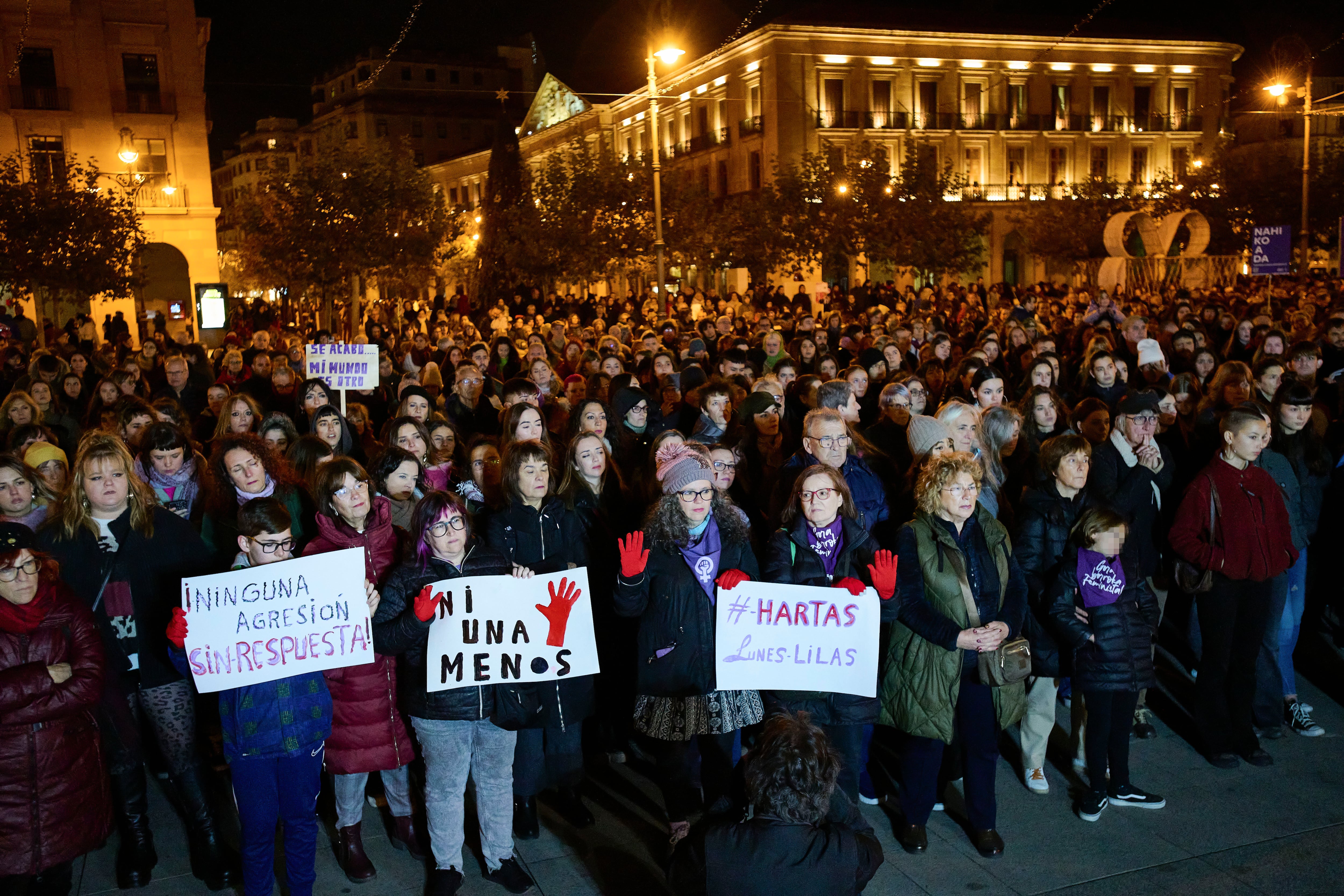 PAMPLONA, 25/11/2023.- Manifestación del movimiento feminista con motivo del Día Internacional para la eliminación de la violencia contra las mujeres, hoy sábado en Pamplona. EFE/Iñaki Porto
