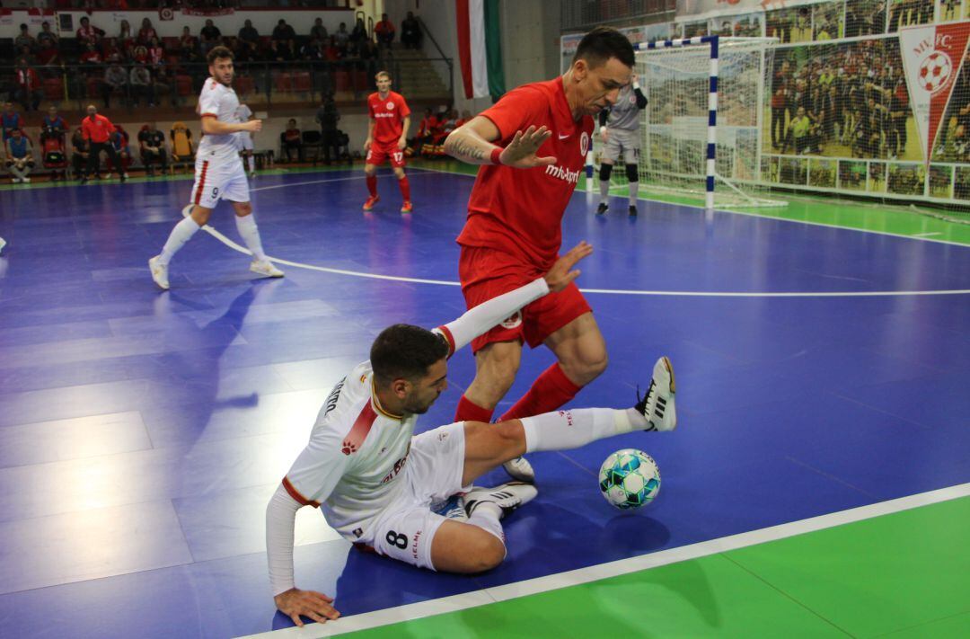 Andresito intentando robar el balón