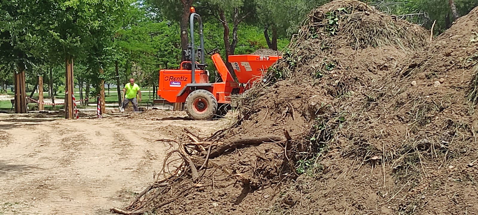 Maquinaria pesada en las obras de remodelacion del Parque de las Cruces