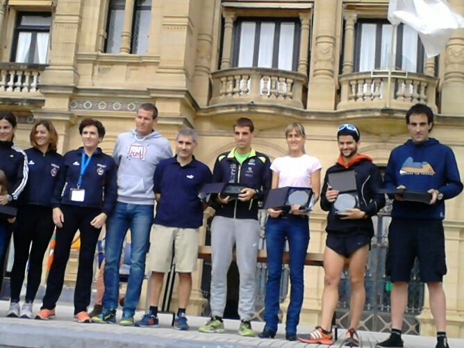 Atletas ganadores de la prueba Tres Montes, organizadores y patrocinadores posan en la explanada del Ayuntamiento de San Sebastián