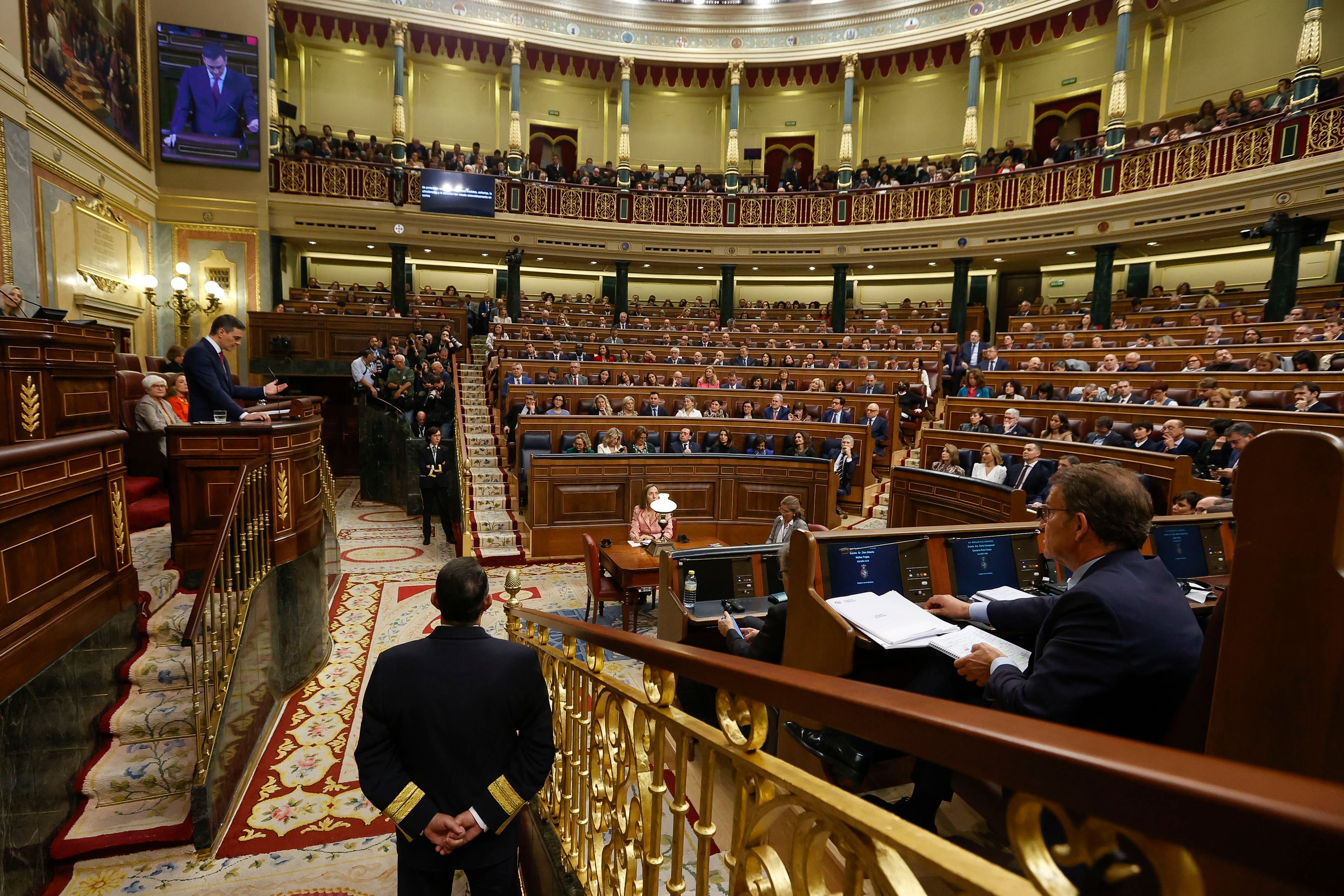 MADRID, 15/11/2023.- El presidente del Gobierno en funciones, Pedro Sánchez (i), se dirige a la Cámara en el primer día de su debate de investidura para exponer su nuevo programa de Gobierno y pedir la confianza a la Cámara para revalidar su mandato en la Moncloa, este miércoles, en Madrid. EFE/Juan Carlos Hidalgo
