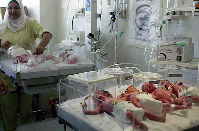 La madre no había tomado algún tratamiento de fertilidad. Los bebés que pesan entre 1,45 y 2,8 kilos