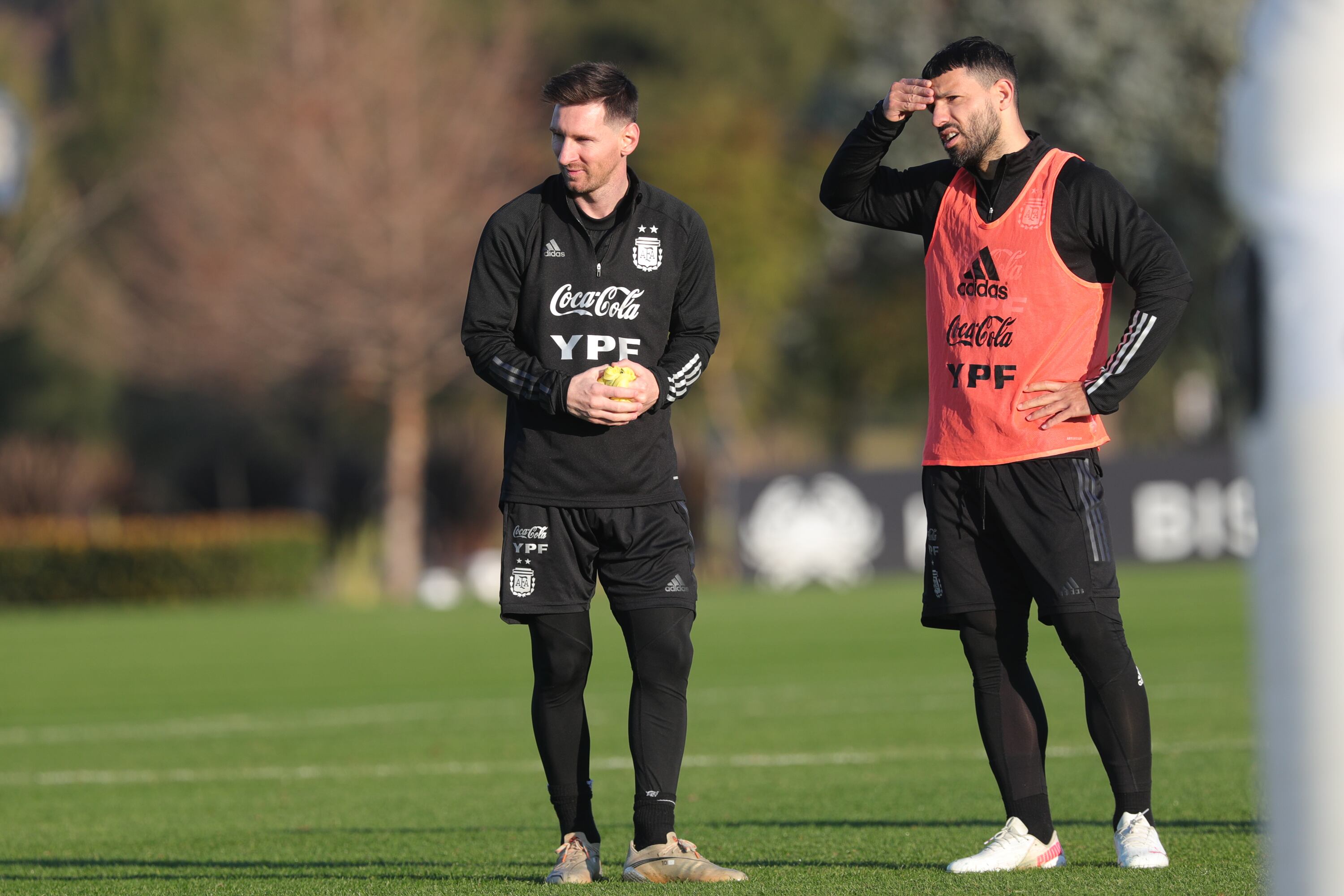 Lionel Messi y Sergio Agüero durante un entrenamiento con la selección argentina