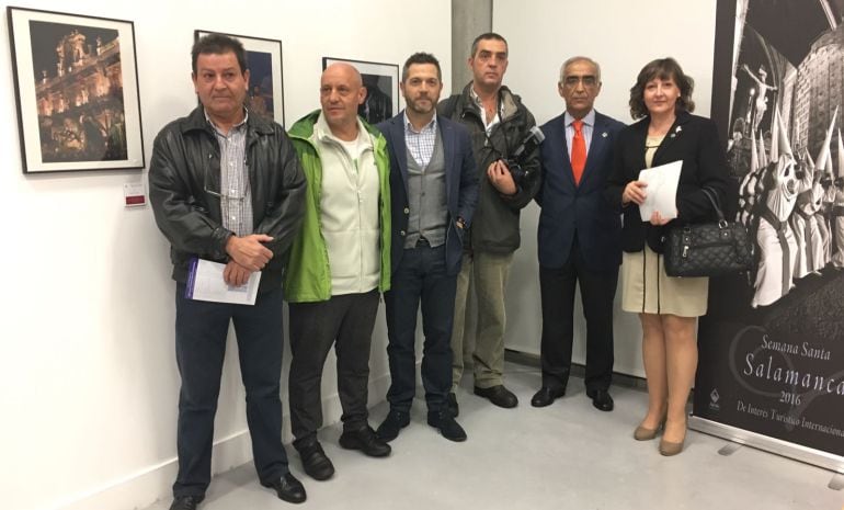 Pablo de la Peña, en el centro con cámara, junto a los responsables del Ayuntamiento de Salamanca y de la Junta de Cofradías