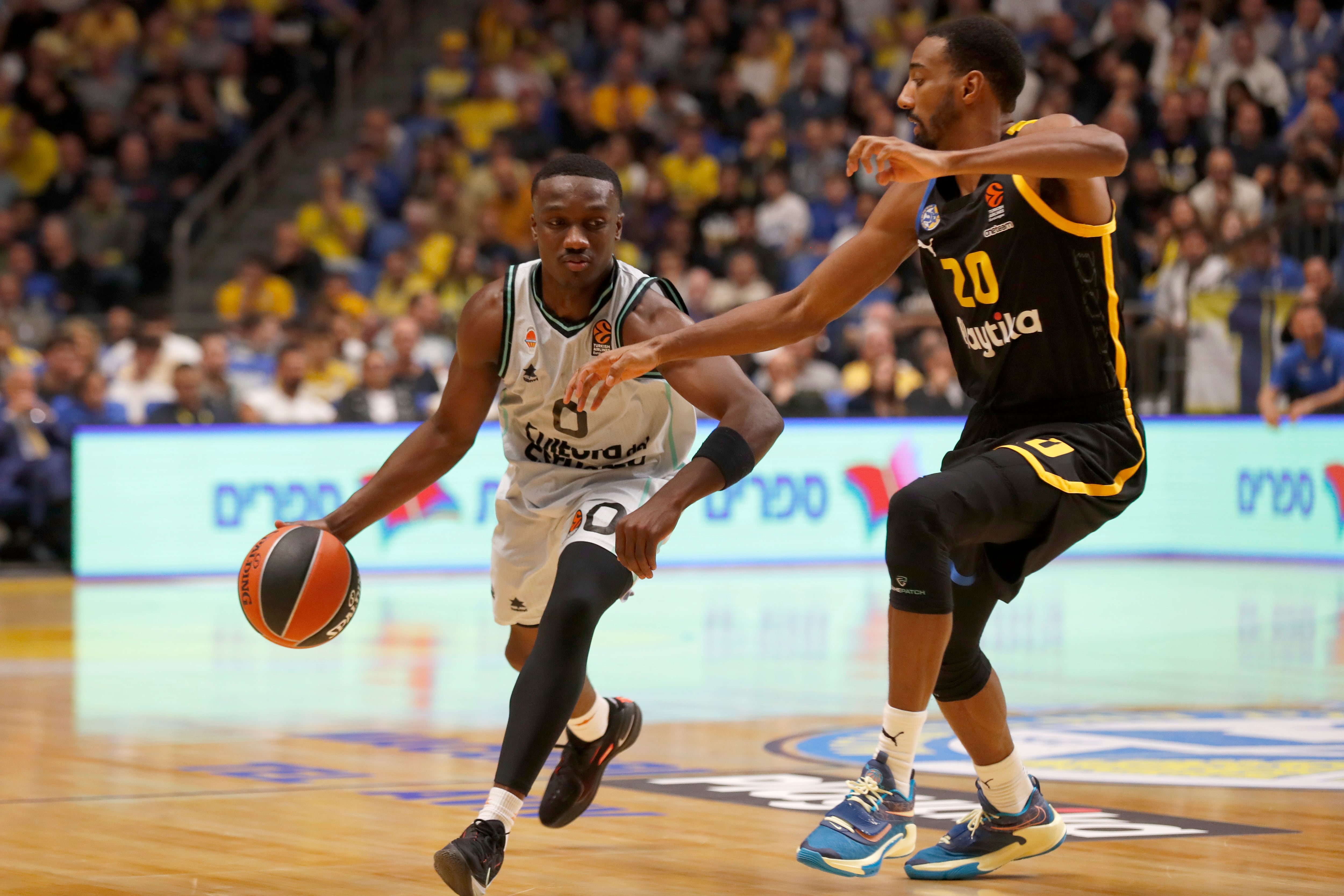 Tel Aviv (Israel), 08/12/2022.- Jared Harper Of Valencia (L) in action against Austin Hollins (R) of Maccabi during the Euroleague basketball match between Maccabi Tel Aviv and Valencia Basket, in Tel Aviv, Israel, 08 December 2022. (Baloncesto, Euroliga) EFE/EPA/ATEF SAFADI
