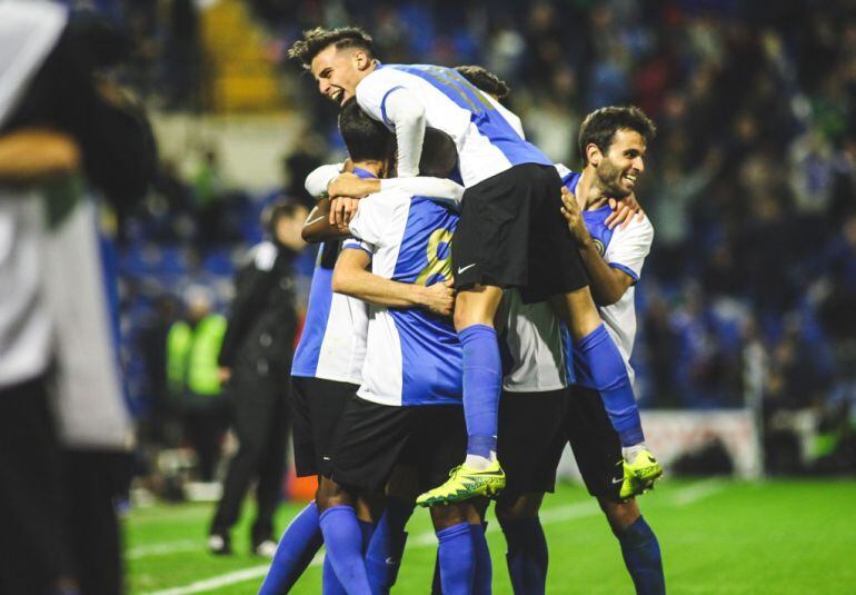 Dalmau celebra junto a sus compañeros el gol marcado por David Mainz, ante el Barcelona