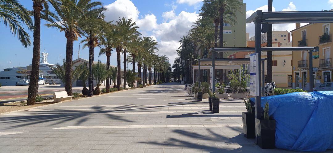 Explanada Cervantes, en Dénia, totalmente vacía de terrazas de bares y restaurantes.