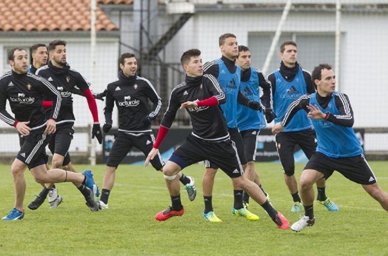 Los centrales de Osasuna David y Unai García en la lista de refuerzos del Athletic por si sale Laporte