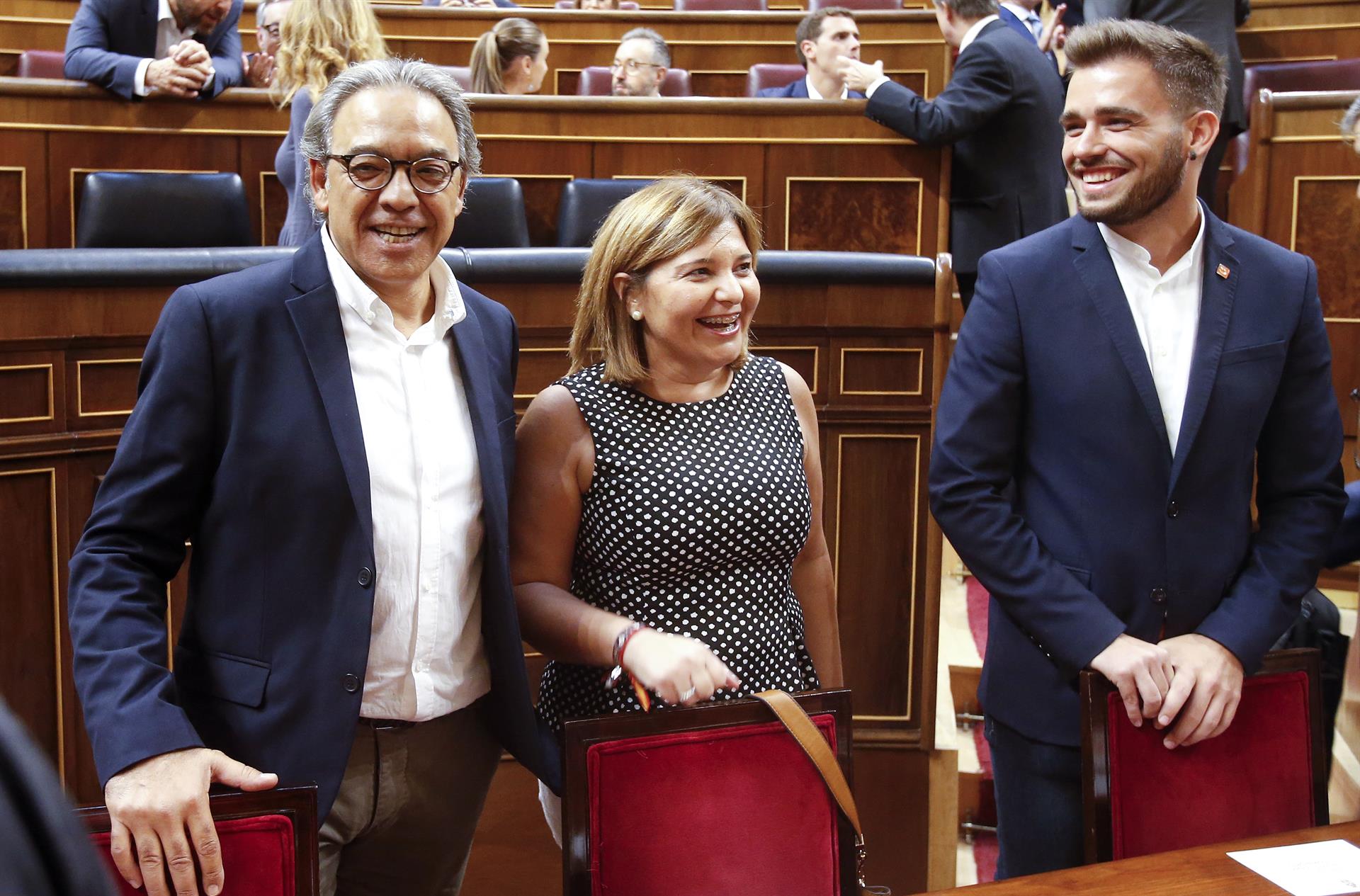 MADRID, 04/10/2016.- Los portavoces del PSPV y de Compromís en Les Corts Valencianes, Manuel Mata (i) y Fran Ferri (d), respectivamente, y la presidenta regional del partido, Isabel Bonig (c), posan hoy antes de defender en el pleno del Congreso de los Diputados la reforma del Estatuto de la Comunidad Valenciana, que se debate por tercera vez en poco más de un año.