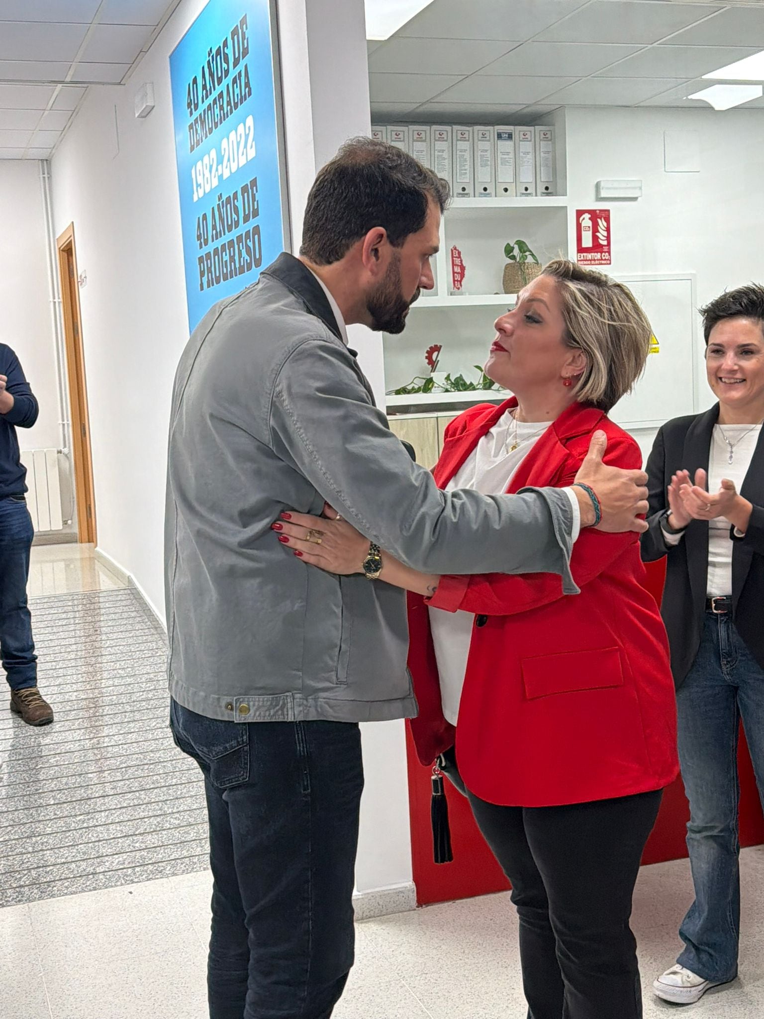 Abrazo entre Cotrina y Vega poco después de conocerse los resultados de las primarias.