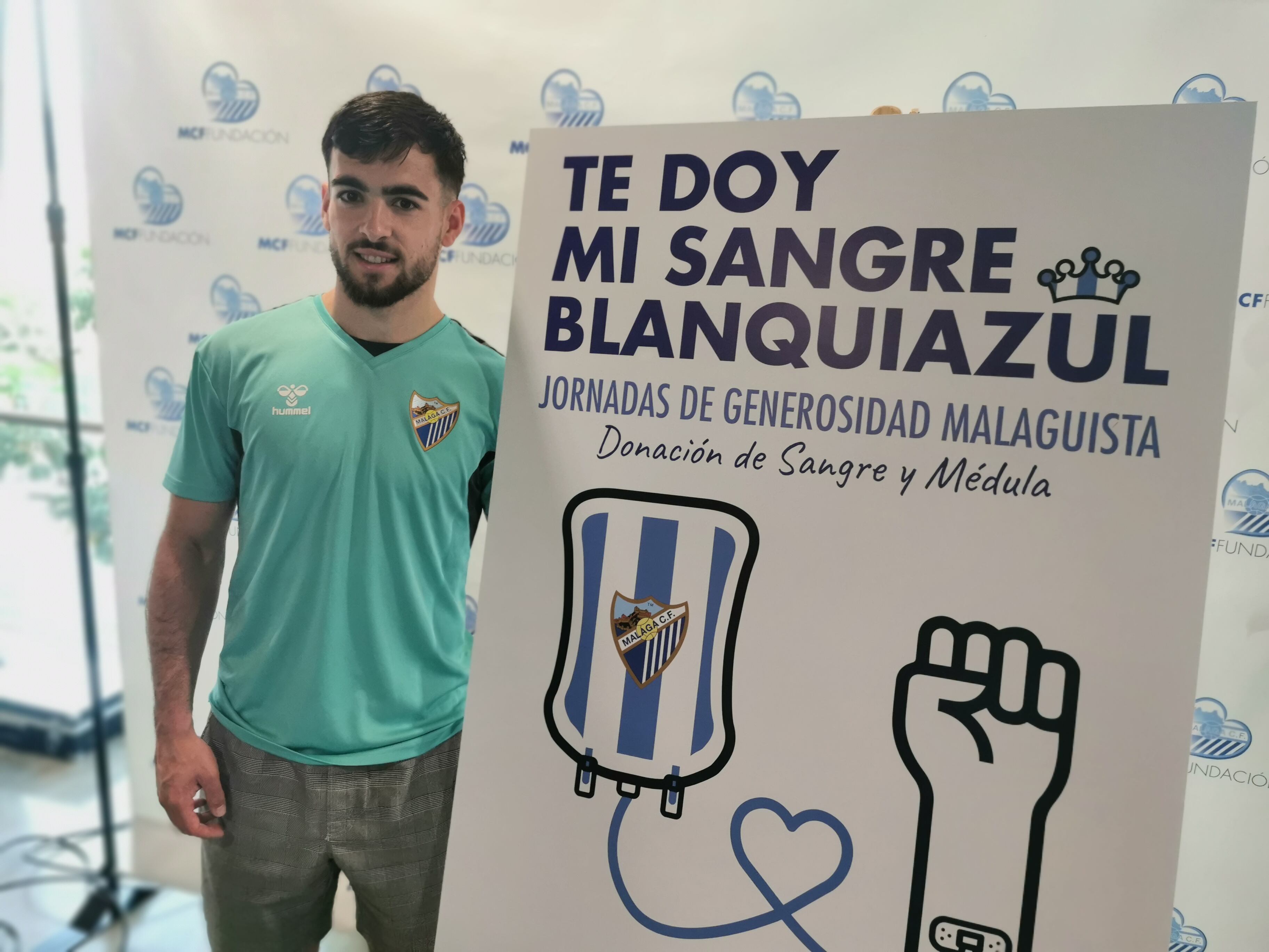 Ramón Enríquez, junto al cartel de la campaña de donación de sangre