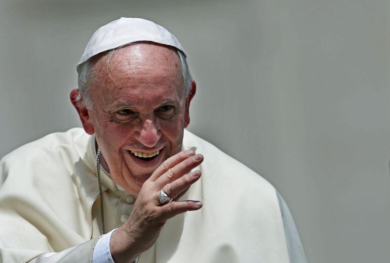 El papa Francisco saluda tras presidir la audiencia general de los miércoles en la plaza de San Pedro del Vaticano.