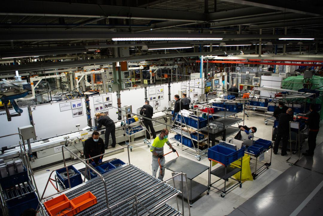 Trabajadores de la planta de SEAT fabrican respiradores.