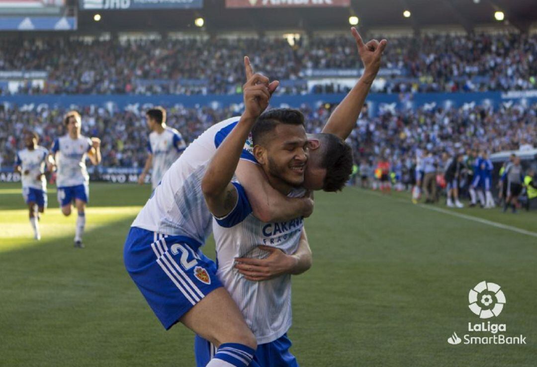 Luis Suárez celebra su decimosexto gol de la temporada con la camiseta blanquilla