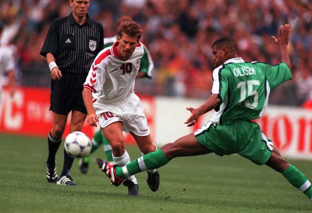 Michael Laudrup defendiendo a la selección danesa