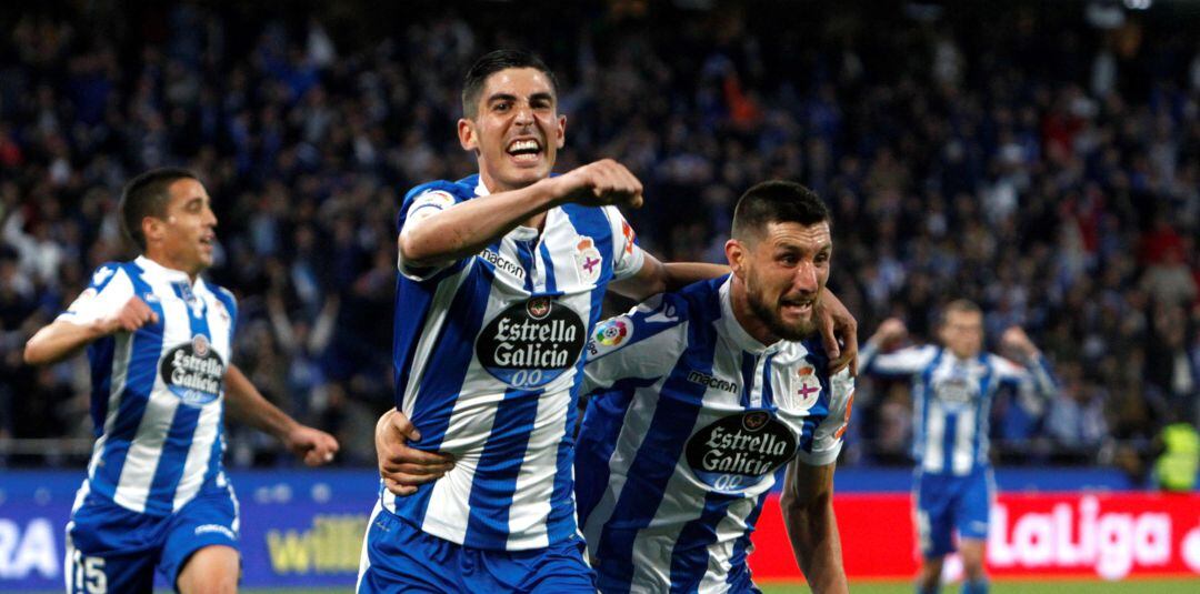 Los jugadores del Depor celebran un gol