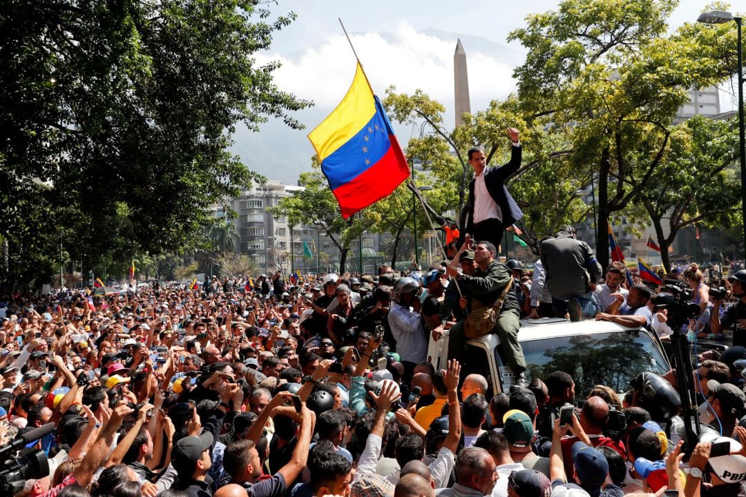 Juan Guaidó en las calles de Caracas en la jornada de ayer