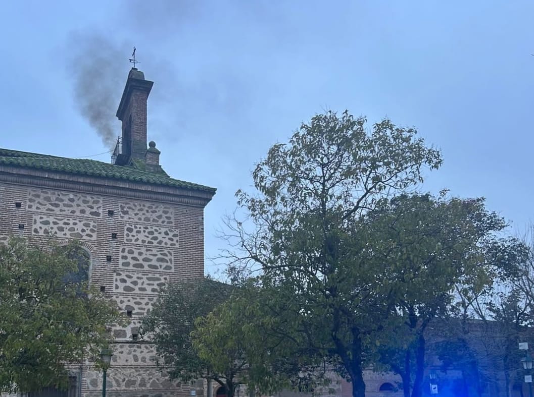 Columna de humo en la torre del campanario de la Basílica del Prado de Talavera