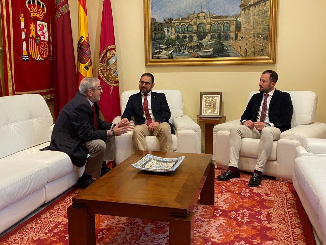 El alcalde de Lorca Diego José Mateos recibe al presidente de la Asamblea Regional, Alberto Castillo