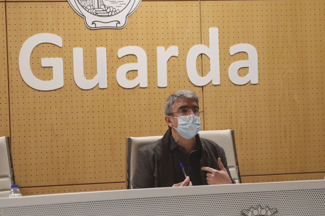 Antonio Lomba, alcalde de A Guarda, durante un pleno municipal.