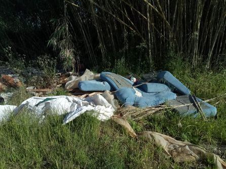 Restos acumulados en las inmediaciones de la ladera del río Racons.