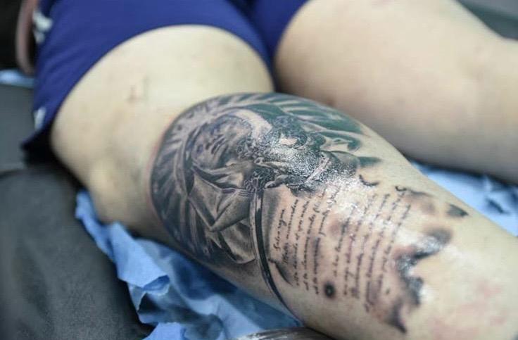 Fernando Tejedor muestra el tatuaje recién hecho de la Virgen de la Dolorosa de la Vera Cruz
