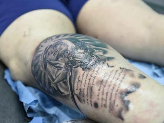 Fernando Tejedor muestra el tatuaje recién hecho de la Virgen de la Dolorosa de la Vera Cruz