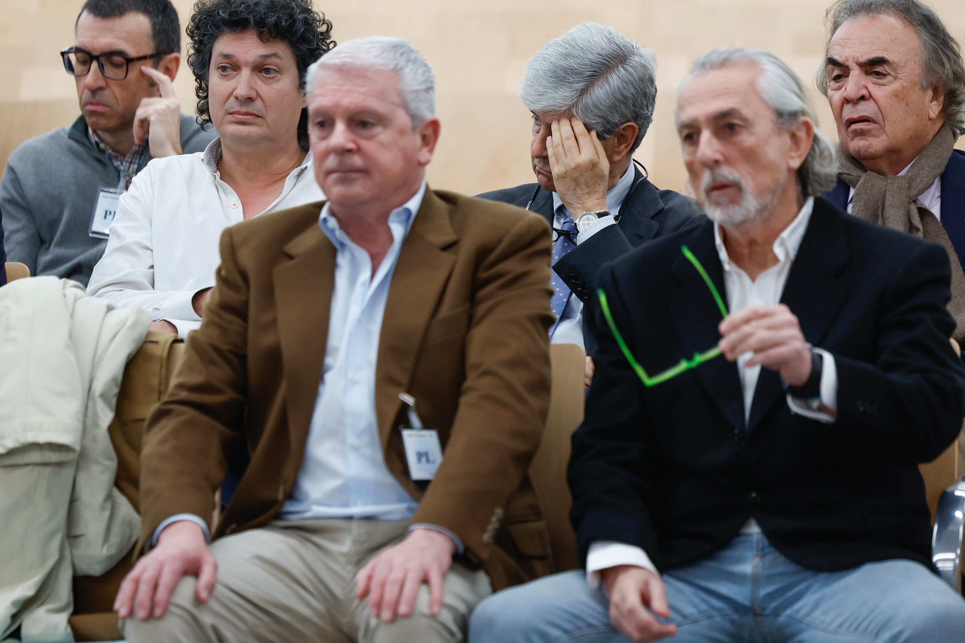 Los principales acusados del caso Gürtel, Francisco Correa (d, en primer plano), y Pablo Crespo (i, en primer plano), durante la primera sesión del juicio en la Audiencia.