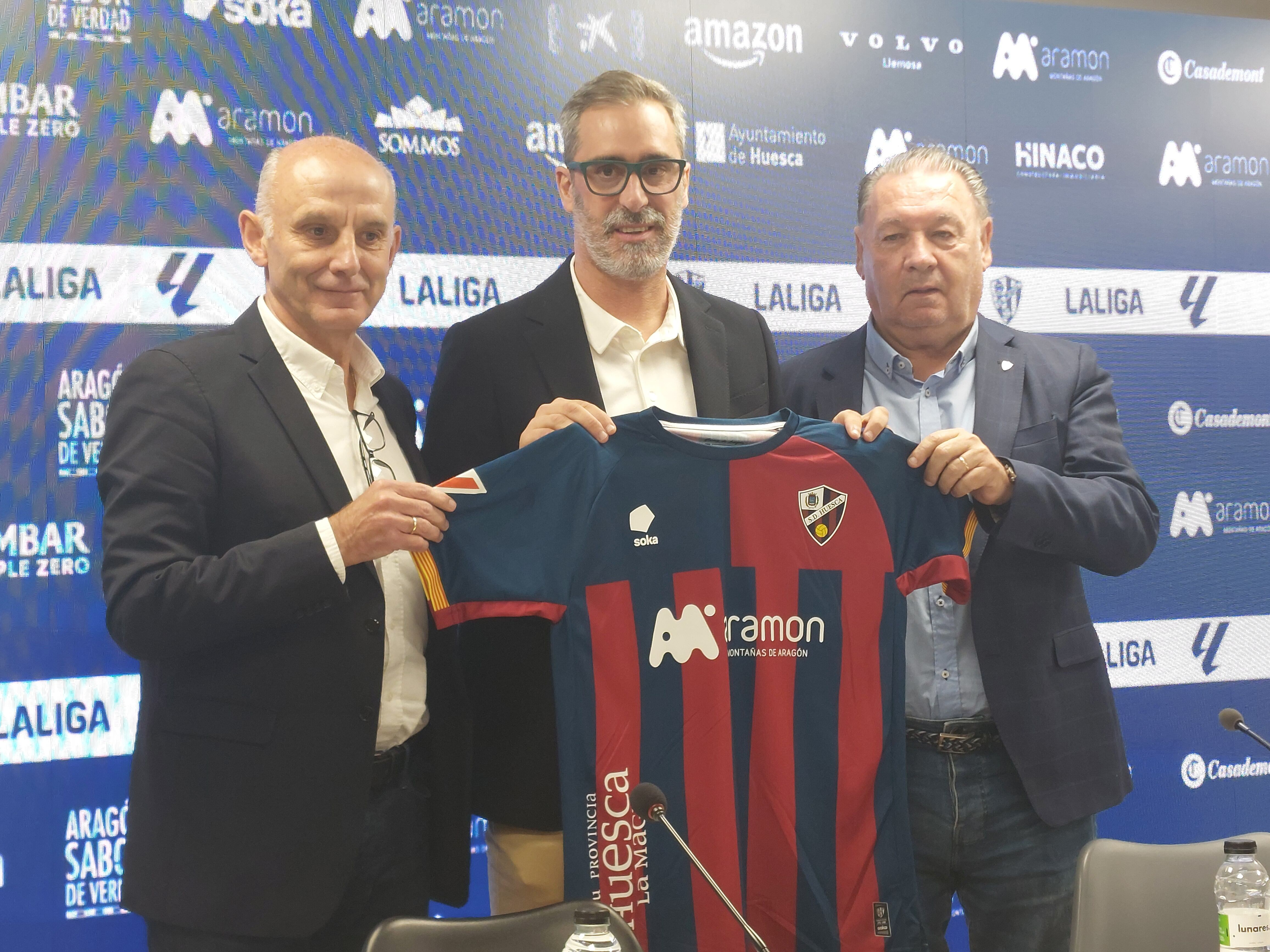 Ángel Martín González y Jon Pérez Bolo junto a Agustín Lasaosa en la presentación del técnico el pasado mes de octubre