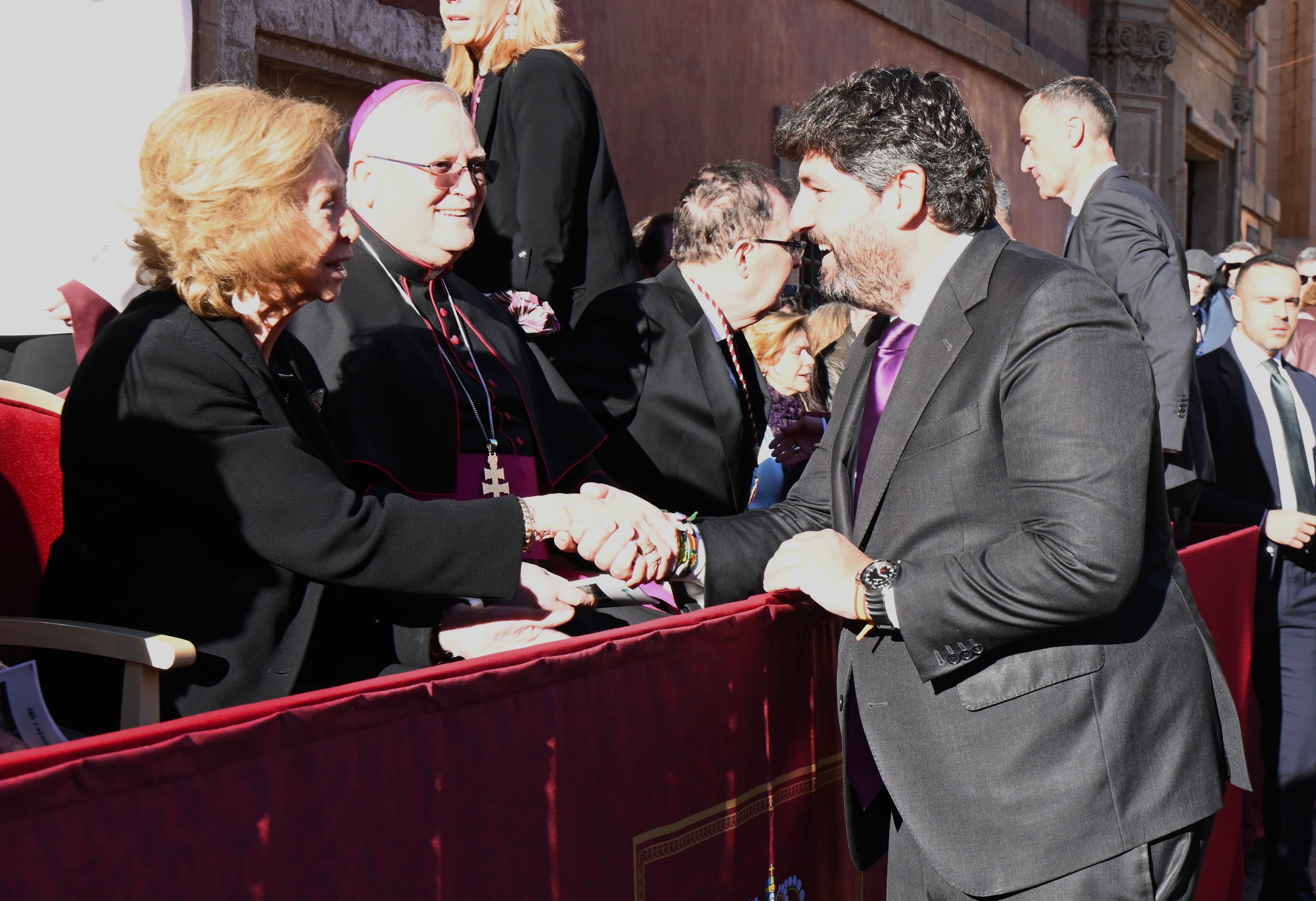 Fernando López Miras saluda la reina emérita Doña Sofía instantes antes de la procesión de los Salzillos en Murcia